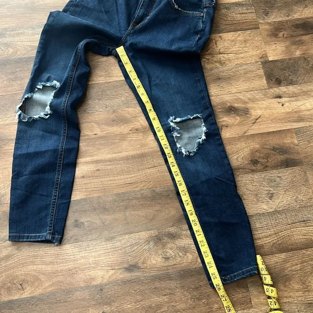 Free People skinny distressed jeans. Size 28R